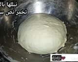 صورة لخطوة 2 من وصفة خبز السميد في الفرن اخف من الريشه