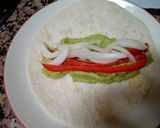 Foto del paso 4 de la receta Sándwich fresco de tortillas de trigo