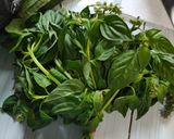 Foto langkah ke 1 dari resep Sayur bening daun kelor oyong super simpel.