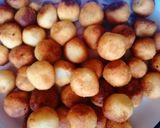 A picture of step 3 of Gullisuwa (fried milk balls).
