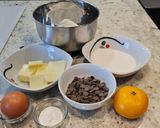 Foto del paso 1 de la receta: Galletas bizcochonas de mandarina y chocolate negro