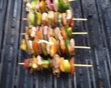 Foto del paso 3 de la receta: Brochetas de🥩🥓 res al grill 🍄🍅🥦