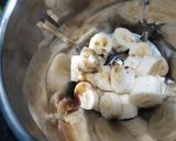 A picture of step 2 of Banana Nutella milk shake.