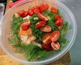 Une image de l'étape 7 de Crevettes sauvages marinées aneth citron tomates cerises.