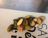 Une image de l'étape 5 de Salade de tomates cerises, concombre,câpres italiennes et basilic en fleur.