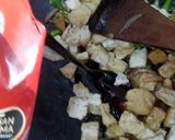 Foto langkah ke 3 dari resep Tumis Tahu Lada Hitam.