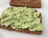 Foto del paso 4 de la receta: Sandwich con pan de pipa y aguacate