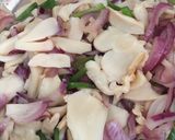 Foto del paso 3 de la receta: Cintas con salsa de cebollas coloradas, hongos y crema