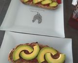 Une image de l'étape 1 de Toast avocat groseille et saumon.