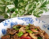 Foto langkah ke 6 dari resep Tumis Jamur Sosis Kecap.