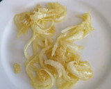Foto del paso 3 de la receta: Escalopines de ternera con salsa de cebolla caramelizada y reducción de Pedro Ximénez