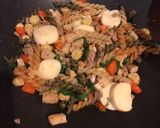 รูปขั้นตอนการทำที่ 6 ของ ฟูซิลลี่ผัดกะเพราหมูสับ หมูยอ เต้าหู้ไข่