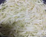 Foto langkah ke 1 dari resep Mi sayur.