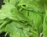 A picture of step 2 of Stir-fried Spinach.