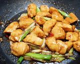 A picture of step 5 of Savory and Spicy Stir-Fried Chicken with Scallions.