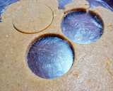 Foto del paso 8 de la receta: Alfajores de avena, rellenos con dulce de leche. Sin balanza