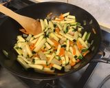 Une image de l'étape 7 de Soupe asiatique aux nouilles de saba, crevettes, légumes et menthe.