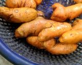 कच्ची हल्दी का इंस्टेंट अचार रेसिपी चरण 1 फोटो