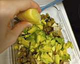 Foto del paso 3 de la receta: Berenjena con tofu, aguacate, guisantes y feta