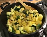 Une image de l'étape 6 de Pommes de terre et courgettes au bouillon de chapon.