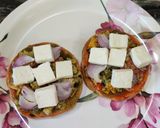 A picture of step 3 of Veg garlic bread pizza.
