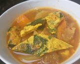 A picture of step 5 of Quick Sour Curry with Green Papaya and Omelet with Pak Wan Leaves (30-Minute Version).