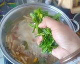 รูปขั้นตอนการทำที่ 7 ของ ต้มยำโครงไก่ใส่เห็ด