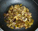 Foto del paso 6 de la receta Espárragos verdes salteados con champiñones y beicon