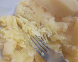 A picture of step 4 of Potatoes cheese donuts.