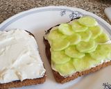 Foto del paso 5 de la receta Emparedado (bocatta) de pan de centeno con queso crema y pepino