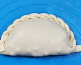 Foto del paso 9 de la receta: Empanadas criollas (morrón, cebolla, huevito duro, pasa de uva y aceitunas), con masa casera🥟