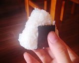 Hình bước làm 4 của món Onigiri nhật bản đơn giản vô cùng