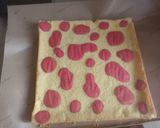 Foto langkah ke 6 dari resep Strawberry Moo Moo Roll Cake.