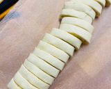 A picture of step 3 of Cheesy garlicky puff wheel.
