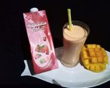 A picture of step 3 of Mango strawberry yogurt smoothie.