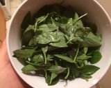 Foto del paso 1 de la receta: Pesto de albahaca con piñones
