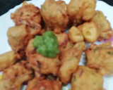 A picture of step 4 of Kanda Bhaji.