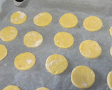Foto del paso 2 de la receta: Alfajorcitos con dulce de leche al chocolate y semillas de amapolas