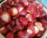 A picture of step 2 of Freeze strawberry.