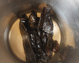 Foto del paso 1 de la receta: Carne de res en salsa de chile pasilla