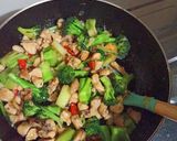 Foto langkah ke 8 dari resep Tumis Ayam Kacang Mede Brokoli.