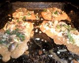Foto del paso 8 de la receta: Milanesa de cerdo con cobertura de hongo y parmesano y guarnición de panceta y puerro