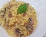 Foto del passaggio 2 della ricetta Risotto allo zafferano con funghi champignon