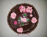 Foto del paso 2 de la receta: Tarta de kitkats con cerditos en barro y relleno de trufa y crema pastelera