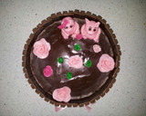 Foto del paso 2 de la receta: Tarta de kitkats con cerditos en barro y relleno de trufa y crema pastelera