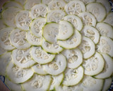 Foto del paso 1 de la receta: Carpaccio de calabacín con pesto de nueces