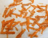 Une image de l'étape 4 de Chips d'épluchures de carottes.