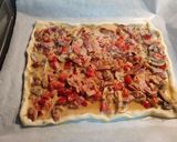 Foto del paso 10 de la receta: Empanada de hojaldre con bacon, cebolla, pimiento rojo, champiñones y nata para cocinar