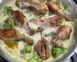 Foto del paso 4 de la receta: Piernas de pollo y brócoli en Salsa Alfredo
