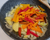 Foto del paso 3 de la receta: Sartén de chipirones, gambas y pimientos